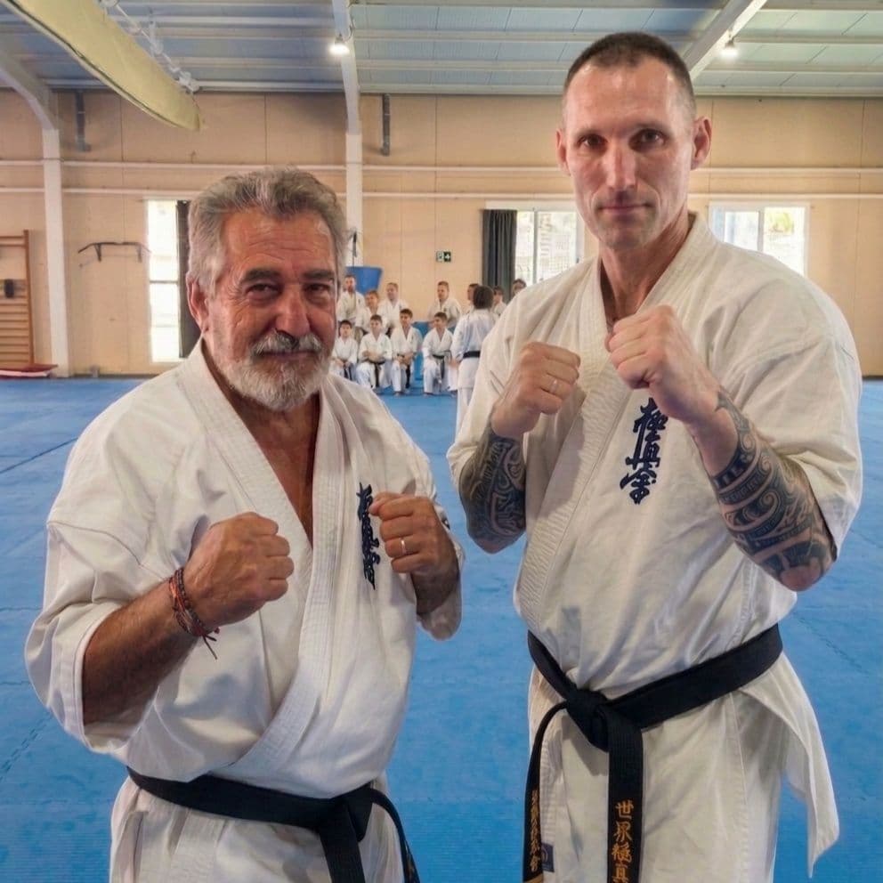Kancho Pedro Roïz et Senseï Xavier Gadoux en garde, en dogi Kyokushin